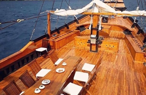 Labuan Bajo Boat Rental | 39 Meter Traditional Phinisi Boat