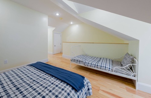 Quincy House | 39-Newly Built Townhouse