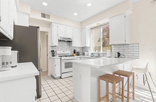 Southwestern Sacramento House | 3B 2.5B SFH, King Suite, 65" TV, Yard, Walkable to Parks/Shopping Square