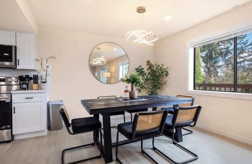 Cougar Mountain House | 3B2B Bellevue Lower Unit | Mountain View | Central