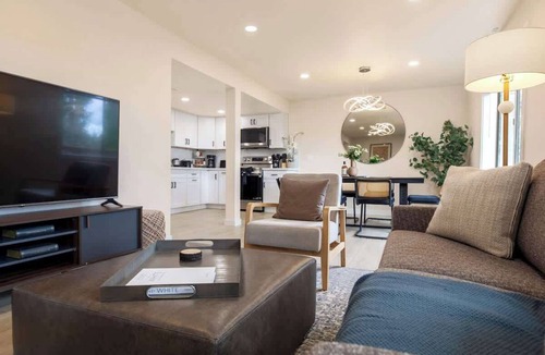 Cougar Mountain House | 3B2B Bellevue Lower Unit | Mountain View | Central