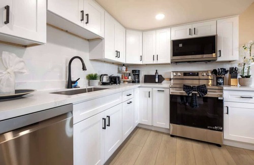 Cougar Mountain House | 3B2B Bellevue Lower Unit | Mountain View | Central