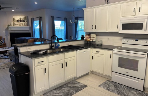Oklahoma City House | 3B2B trendy house in OKC with WiFi, garage, W/D, recliner, yard, grill,ensuite,