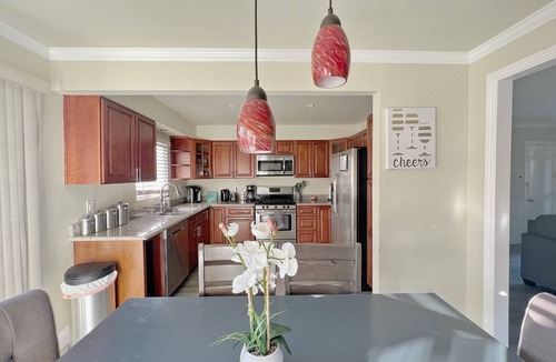 Hayward House | 3B2B Urban Style SFH *Parking*W/D*Central location