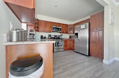 Hayward House | 3B2B Urban Style SFH *Parking*W/D*Central location