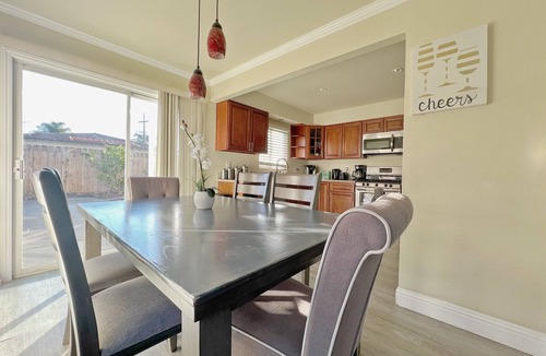 Hayward House | 3B2B Urban Style SFH *Parking*W/D*Central location