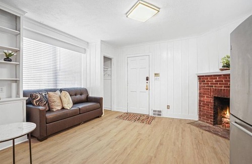 Bethesda House | 3Bd/2.5ba Townhome in Bethesda nr NIH and Metro