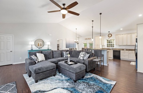 Issue House | 3BD, 2BA Home w/Hot Tub