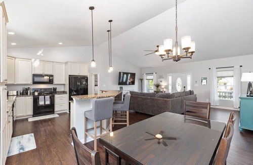 Issue House | 3BD, 2BA Home w/Hot Tub