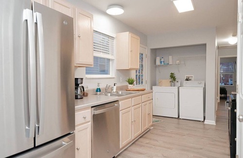 St. Louis House | 3bd, 2bth, 1K&2Q, Walk to park! Park 1 car in Ga.!