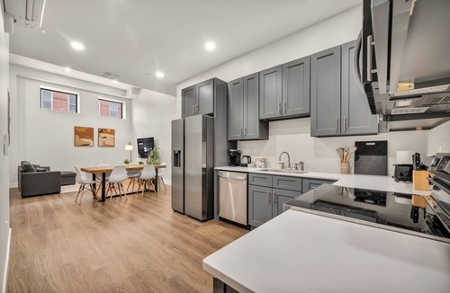 Cleveland Apartment | 3Bd+65"TV+Crib+8 Min from DT CLE