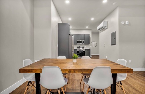 Cleveland Apartment | 3Bd+65"TV+Crib+8 Min from DT CLE