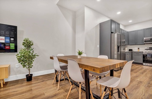 Cleveland Apartment | 3Bd+65"TV+Crib+8 Min from DT CLE