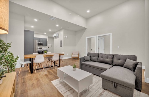 Cleveland Apartment | 3Bd+65"TV+Crib+8 Min from DT CLE