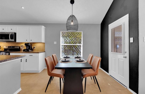 Spring House | 3BD, King Bed, Cozy, Interior Designed, Fast Wi-Fi Home in Spring