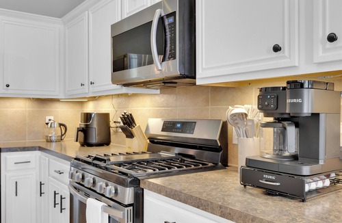 Spring House | 3BD, King Bed, Cozy, Interior Designed, Fast Wi-Fi Home in Spring