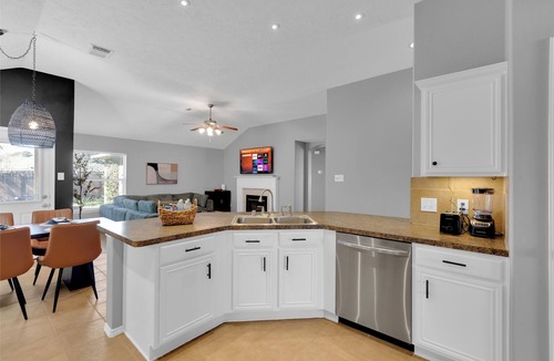 Spring House | 3BD, King Bed, Cozy, Interior Designed, Fast Wi-Fi Home in Spring
