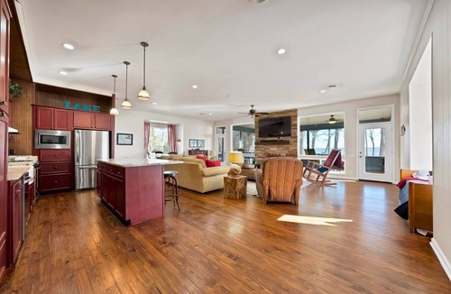 Quinlan House | 3BD Lakefront Escape | Private Dock | Games