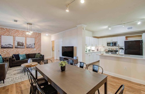 Houston Apartment | 3BD Luxury, Convenience w Pool, Gym, More