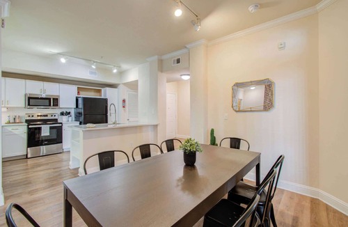 Houston Apartment | 3BD Luxury, Convenience w Pool, Gym, More