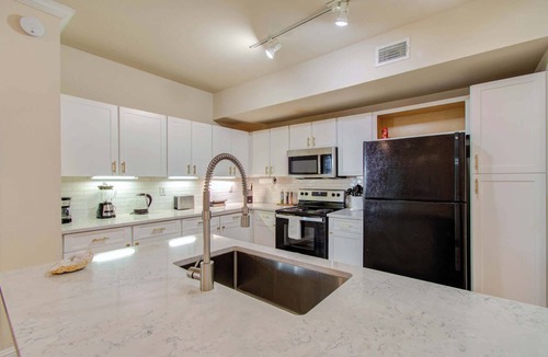 Houston Apartment | 3BD Luxury, Convenience w Pool, Gym, More