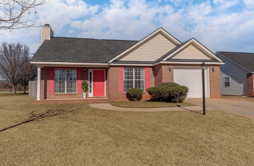 Warner Robins House | 3BD | Pet Friendly w/Garage | Fenced Yard