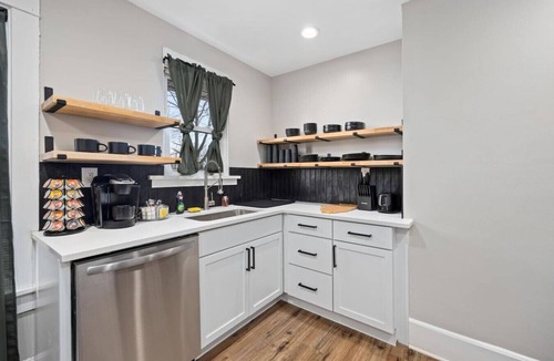 Peoria House | 3BD Retreat 5 Min from OSF | Extended Stay Ready
