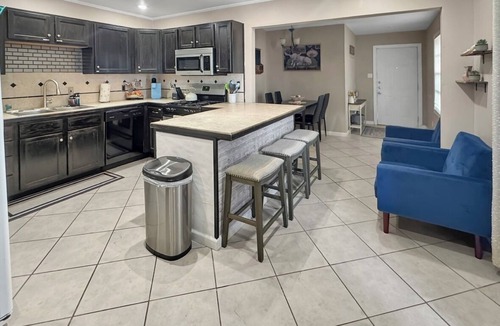 Sayles Blvd. Area House | 3BD Retreat| 5 Mins to Downtown!