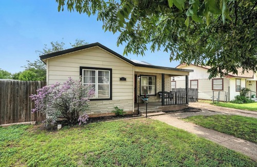 Sayles Blvd. Area House | 3BD Retreat| 5 Mins to Downtown!