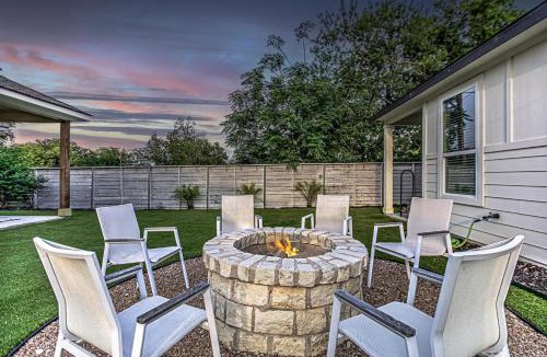 Cottonwood Shores House | 3BD Retreat for 6 Near Lake LBJ with Fire Pit & Patio