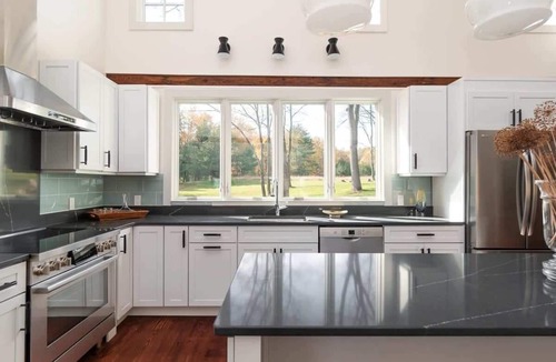 Kerhonkson House | 3BD Samsonville USA: Kerhonkson Modern Farmhouse