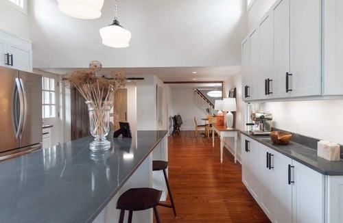 Kerhonkson House | 3BD Samsonville USA: Kerhonkson Modern Farmhouse