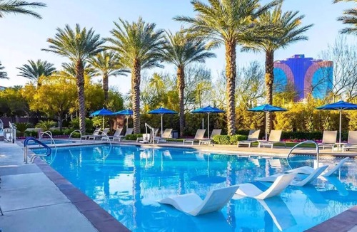 Las Vegas Condo | 3BD/Vegas - Kitchen, Margarita Mixer, and Parking!