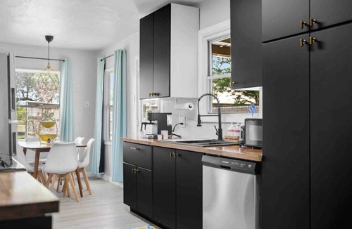 Bay Area House | 3BDR+Central+PetsOK+Yard+BBQ+LamarPark