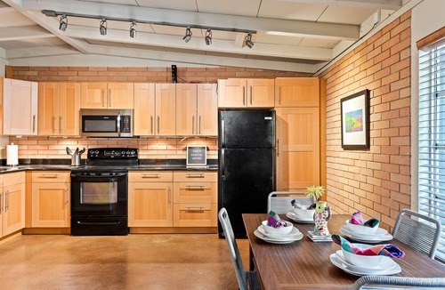 Hancock House | 3bdrm 10 mins Downtown, Next to UT, Outdoor Dining & Grill