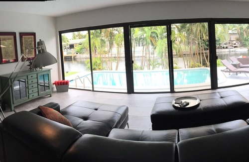 Central Corals House | 3bdrm, 2bth, Pool; fully stocked kitchen; close to beaches, bars & restaurants.