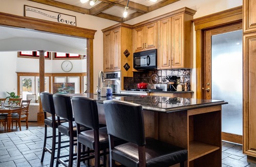 Ruthven House | 3BDRM Salt Water Pool N Hot Tub