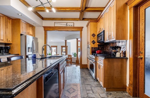 Ruthven House | 3BDRM Salt Water Pool N Hot Tub