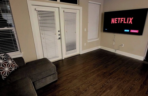 Barker House | 3BDRM TOWNHOUSE! 75IN TV! WIFI