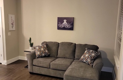 Barker House | 3BDRM TOWNHOUSE! 75IN TV! WIFI
