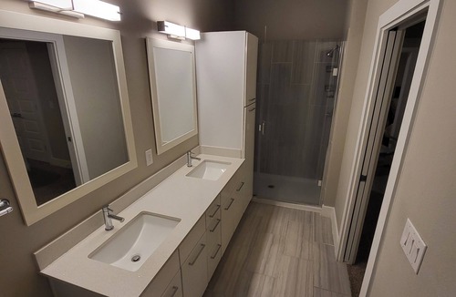 Barker House | 3BDRM TOWNHOUSE! 75IN TV! WIFI