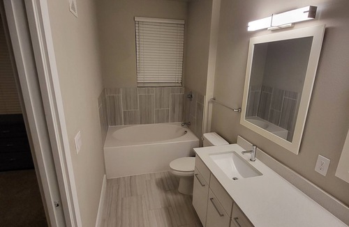 Barker House | 3BDRM TOWNHOUSE! 75IN TV! WIFI