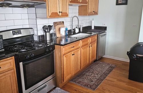 Canaryville Apartment | 3bed/1 bath Retreat - 10 min from Downtown