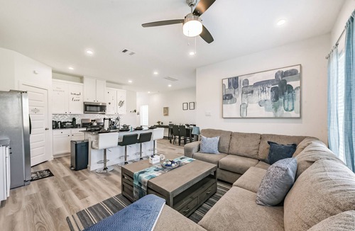 Southeast Houston House | 3Bed 2.5Bath Cozy Home in Quiet Community 15 min from Downtown HTX w/WiFi