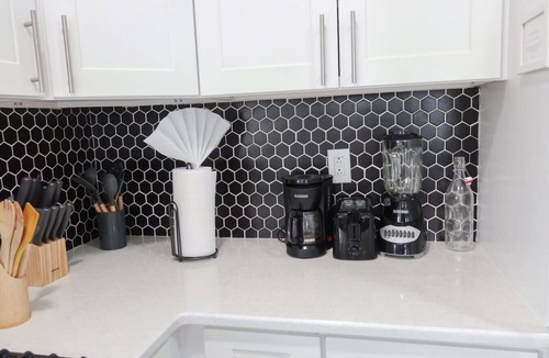 Ampere Apartment | 3Bed 2Bath Apt Near NYC + Parking & Laundry