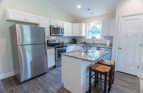 Greer House | 3Bed/2Bath Ritzy 3 of 3