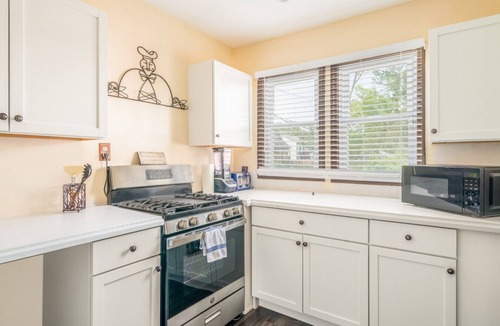 Highland Park House | 3bed/2bath Sleeps 10 - Chill House