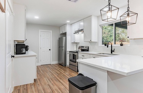 Central Southwest House | 3Bed/2Bath with Modern Comforts. NRG STADIUM 8 Miles Away. FIFA World CUP 2026