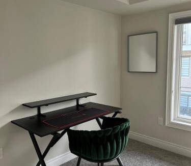 Oakville House | 3bed Bright Oakville Townhome with balcony, office