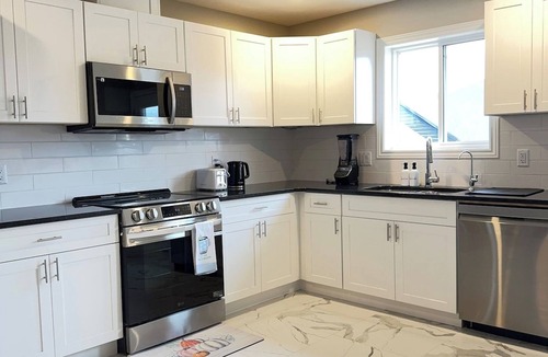 East Windsor House | 3bed Family abode in East Windsor/Tecumseh Rd
